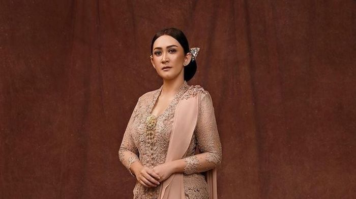 DISELINGKUHI 100 KALI - Potret artis Nafa Urbach. Ia belakangan menjadi sorotan karena pernyataannya diselingkuhi pasangan lebih dari 100 kali. Ini terungkap dalam tayangan YouTube Daniel Mananta, Rabu (9/4/2025).