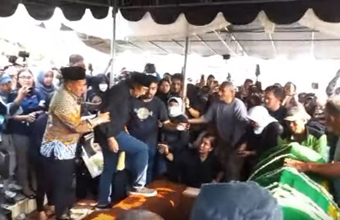 Detik-detik Ikang Fawzi masuk ke liang lahad dan melantunkan azan untuk Marissa Haque di TPU Tanah Kusir, Jakarta Selatan, Rabu (2/10/2024)