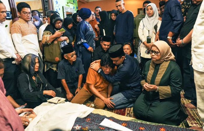 Tangis Ikang Fawzi pecah di depan jenazah, saat menerima ucapan duka cita dari para pelayat, salah satunya Anies Baswedan.