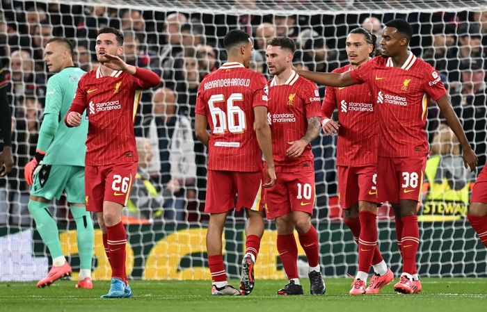 Alexis Mac Allister (10) disambut rekannya usai cetak gol untuk Liverpool ke gawang Bologna pada duel Liga Champions di Anfield (2/10/2024).