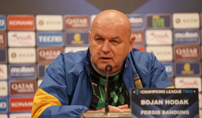 Pelatih Persib Bandung, Bojan Hodak, saat memberikan keterangan kepada wartawan pada sesi jumpa pers jelang menghadapi Zhejiang FC pada laga kedua Grup F AFC Champions League Two 2024/2025.