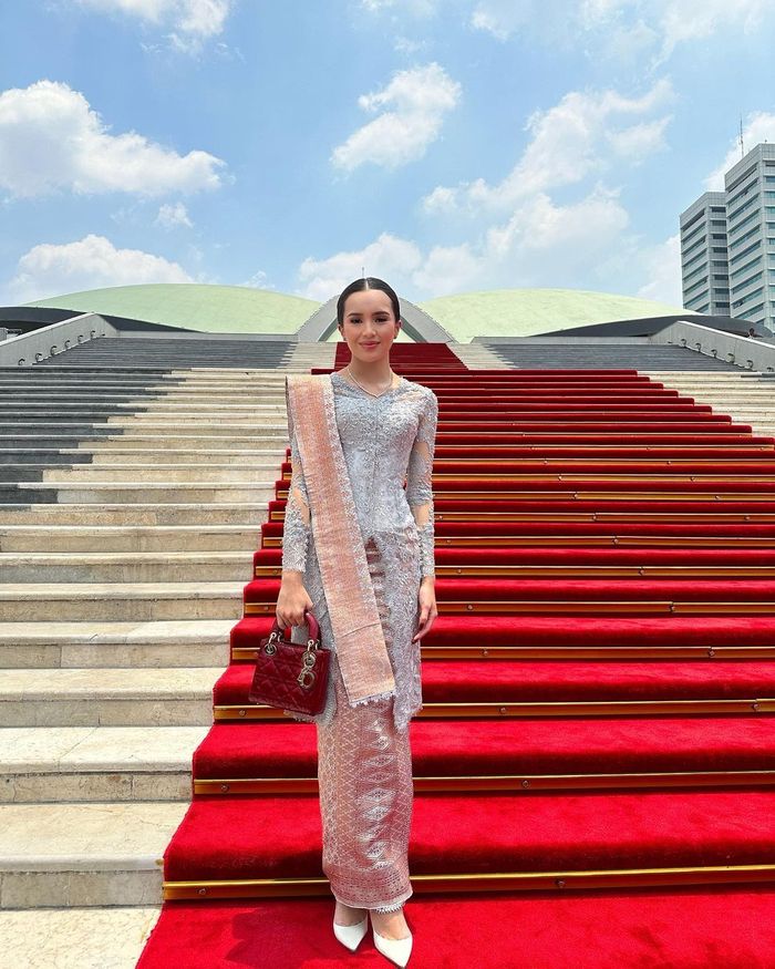 Beby Tsabina kenakan kebaya rancangan desainer Wiranti Kurnia.