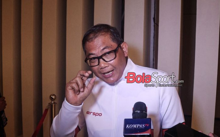 Anggota Komite Eksekutif PSSI, Sumardji, sedang memberikan keterangan kepada awak media di Hotel Mandarin, Bundaran HI, Jakarta, Sabtu (5/10/2024) malam.