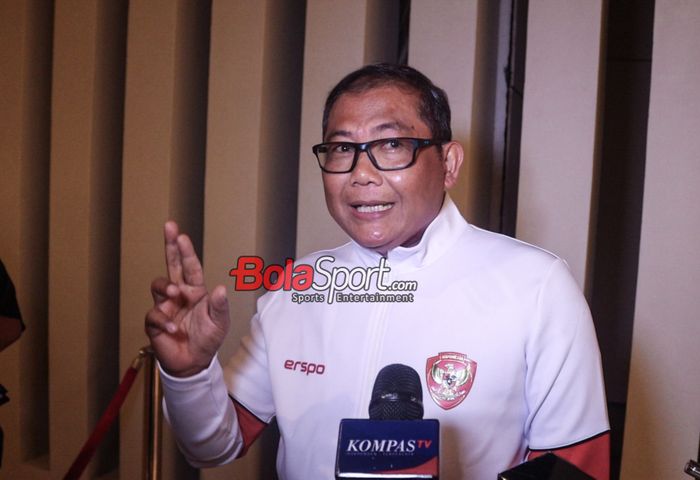 Anggota Komite Eksekutif PSSI, Sumardji, sedang memberikan keterangan kepada awak media di Hotel Mandarin, Bundaran HI, Jakarta, Sabtu (5/10/2024) malam.