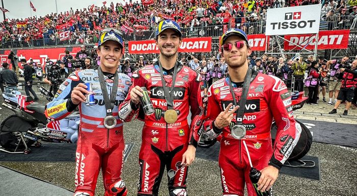 (Ki-ka) Marc Marquez, Francesco Bagnaia, Enea Bastianini berdiri di podium setelah sprint MotoGP Jepang di Sirkuit Motegi, Motegi, Jepang, 5 Oktober 2024.