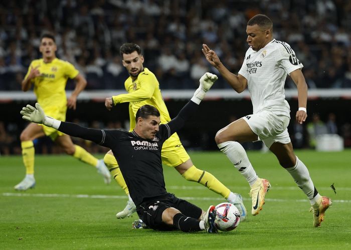 Penyerang Real Madrid asal Prancis Kylian Mbappe (kanan) berduel dengan  kiper Villarreal, Diego Conde (kiri) di Stadion Santiago Bernabeu di Madrid pada 5 Oktober 2024.