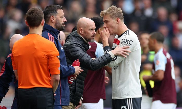 Pelatih Man United, Erik ten Hag, berbicara kepada Rasmus Hojlund dalam duel Liga Inggris di kandang Aston Villa, Villa Park, (6/10/2024).