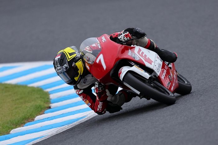 Pembalap Astra Honda, Muhammad Kiandra Ramadhipa, berjuang menghadapi rider-rider tuan rumah dalam gelaran putaran keempat Idemitsu Asia Talent Cup di Sirkuit Motegi pada 5-6 Oktober 2024.