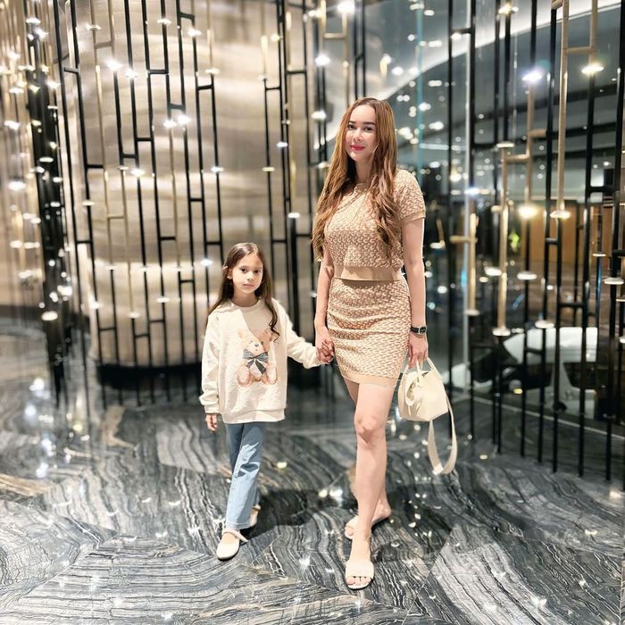 Aura Kasih bersama sang putri, Arabella, di hotel Indigo, Bandung.
