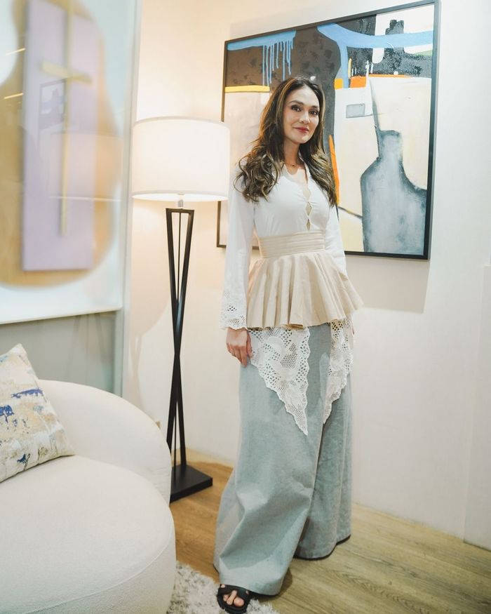 Luna Maya kenakan outfit dari brand lokal premium.