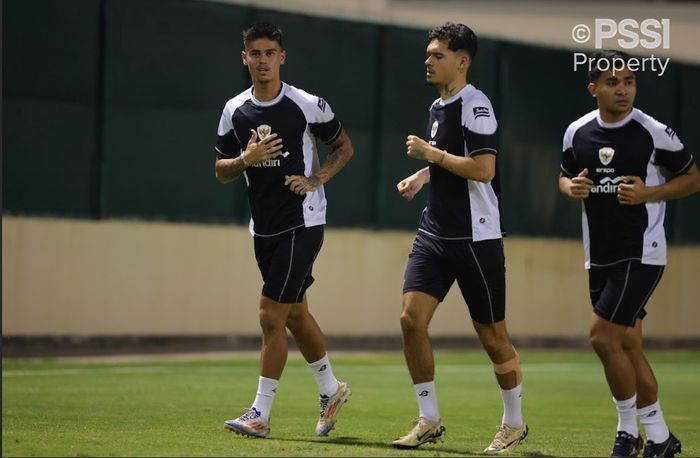 Para pemain timnas Indonesia Mees Hilgers, Shayne Pattynama, dan Asnawi Mangkualam, sedang menggelar sesi latihan di Bahrain