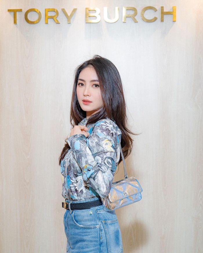 Potret Natasha Wilona hadir ke event Tory Burch.