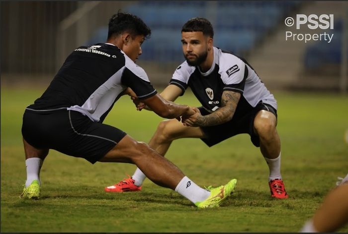 Dua pemain timnas Indonesia, Calvin Verdonk, bersama dengan Wahyu Prasetyo saat berlatih di Bahrain