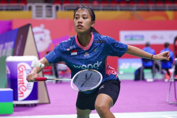 Pebulu tangkis tunggal putri Indonesia, Mutiara Ayu Puspitasari, pada babak 64 besar Kejuaraan Dunia Junior 2024 di Nanchang International Sports Center Gymnasium, Selasa (8/10/2024).