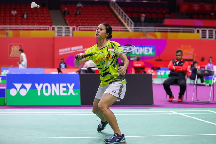 Pebulu tangkis tunggal putri Indonesia, Ni Kadek Dhinda Amartya Pratiwi, pada babak 64 besar Kejuaraan Dunia Junior 2024 di Nanchang International Sports Center Gymnasium, Selasa (8/10/2024).