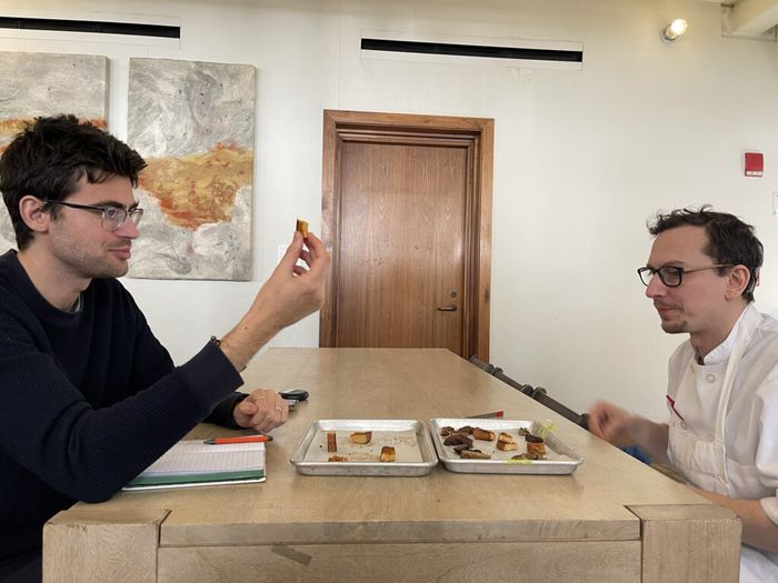 Hill-Maini mencicipi prototipe limbah makanan yang difermentasi Neurospora bersama koki Richard von Hagn di Blue Hill di Stone Barns.