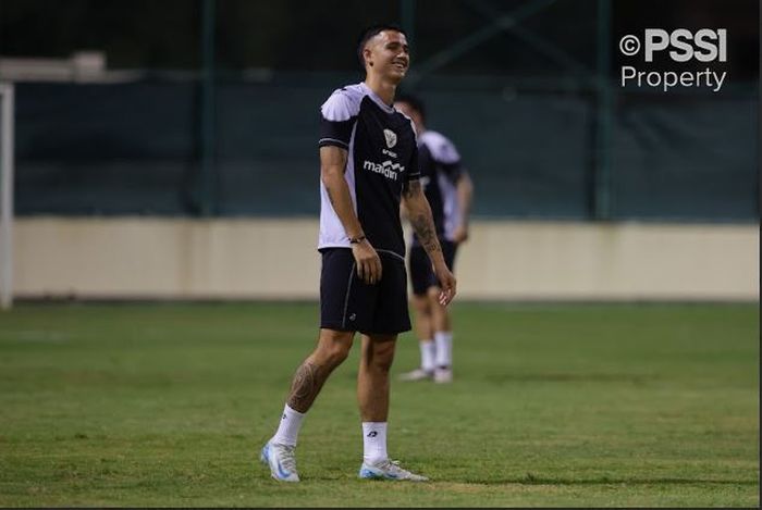 Pemain timnas Indonesia, Eliano Reijnders saat berlatih bersama tim di Stadion Kementerian Pemuda dan Olahraga Bahrain pada Rabu (8/10/2024).