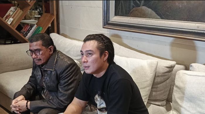 Baim Wong dalam jumpa pers di kantornya, di kawasan Bintaro, Jakarta Selatan, Selasa (8/10/2024).