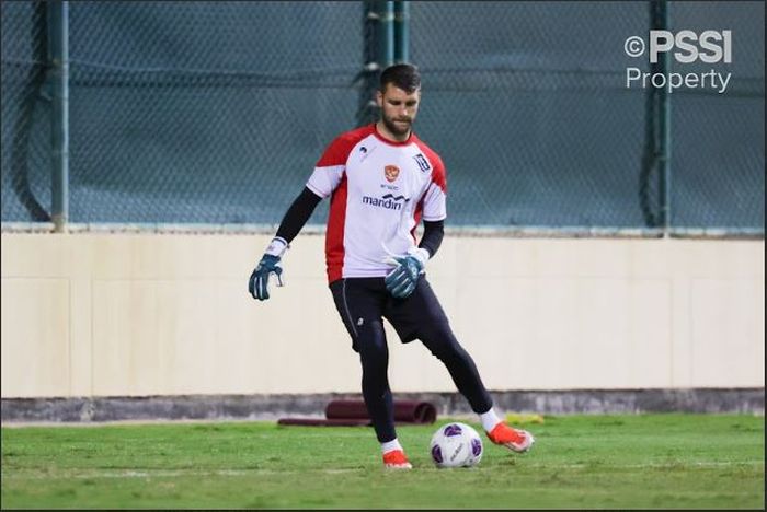 Maarten Paes jalani latihan bersama skuad timnas Indonesia pada Rabu (8/10/2024) di Stadion Kementerian Pemuda dan Olahraga Bahrain.