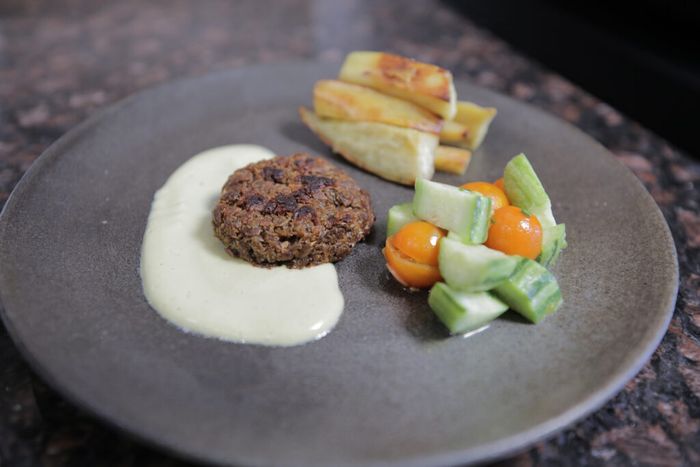 Roti isi daging tumis yang terbuat dari bubur kedelai yang diinokulasi dengan jamur Neurospora dan dibiarkan berfermentasi selama beberapa hari. Peneliti pascadoktoral UC Berkeley Vayu Hill-Maini menyiapkan dan memasak patty ini, menyajikannya dengan saus krim kacang mete, ubi panggang, serta salad tomat ceri dan mentimun segar.