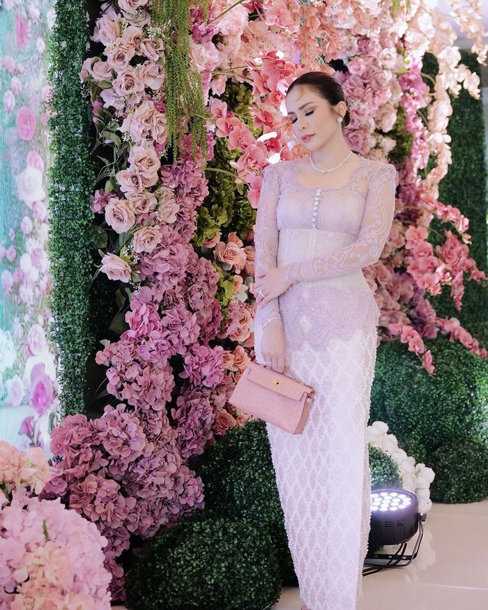 Momo Geisha kenakan kebaya lilac dan outer corset.