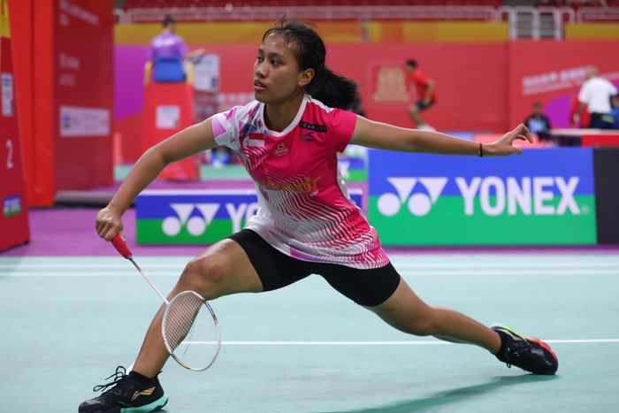 Pebulu tangkis tunggal putri Indonesia, Mutiara Ayu Puspitasari, pada babak 32 besar Kejuaraan Dunis Junior 2024 di Nanchang International Sports Center Gymnasium, Rabu (9/10/2024).