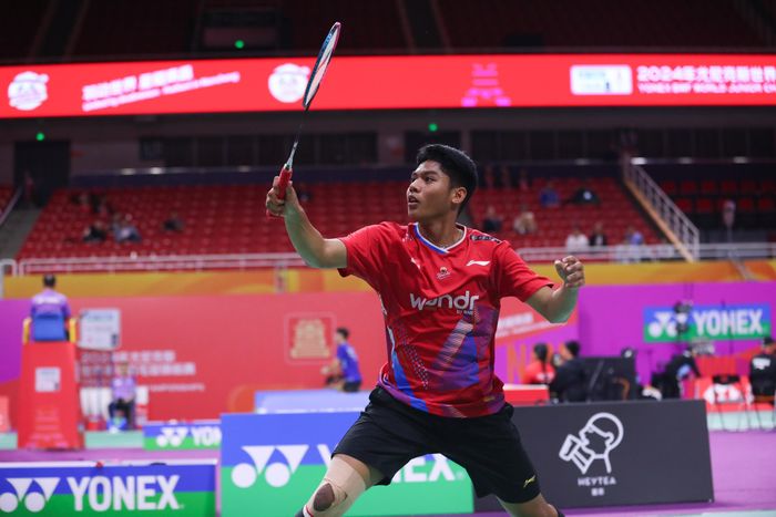 Pebulu tangkis tunggal putra Indonesia, Moh Zaki Ubaidillah, pada babak 32 besar Kejuaraan Dunia Junior 2024 di Nanchang International Sports Center Gymnasium, Rabu (9/10/2024).