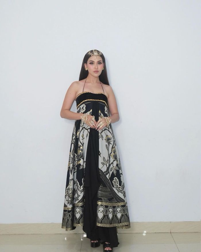 Ayu Ting Ting kenakan dress batik dengan desain modern.