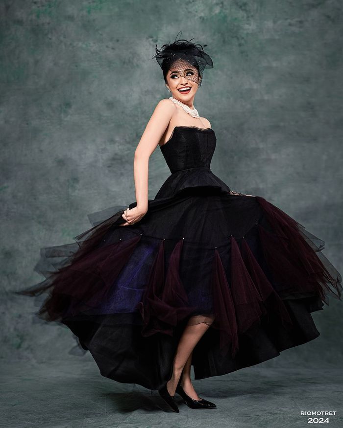 Pemotretan Marshanda bergaya ala aktris Hollywood.