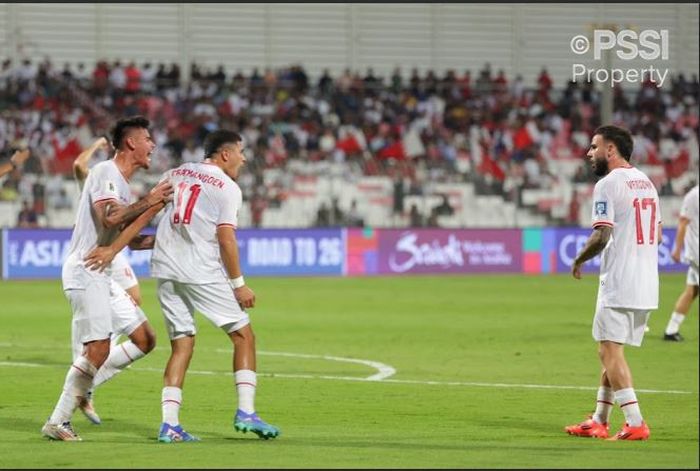 Aksi Mees Hilgers, Ragnar Oratmangoen dan Calvin Verdonk  saat laga Bahrain Vs Timnas Indonesia di Stadion Nasional Bahrain, Rifa, Bahrain pada Kamis (10/10/2024).