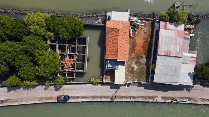 Kondisi rumah yang telah tergenang air laut di Desa Mayangan, Subang, Jawa Barat.