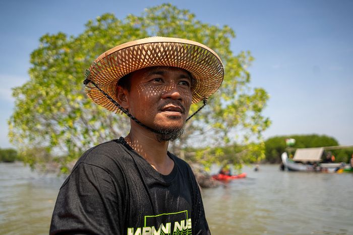 Mansur Ahmad, salah satu tokoh masyarakat yang gencar menanam mangrove. Ia tergabung dalam anggota Wanadri dan menjabat sebagai Site Manajer Wali Mangrove Mayangan.