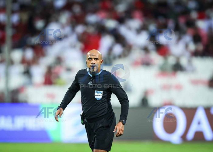 Wasit asal Oman, Ahmed Al Kaf yang memimpin laga Bahrain Vs Timnas Indonesia di Stadion Nasional Bahrain, Riffa, Bahrain pada Kamis (10/10/2024).