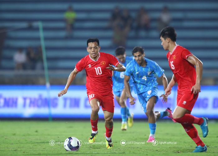 Aksi penyerang Vietnam, Nguyen Van Quyet, saat melawan India pada FIFA Matchday Oktober 2024.