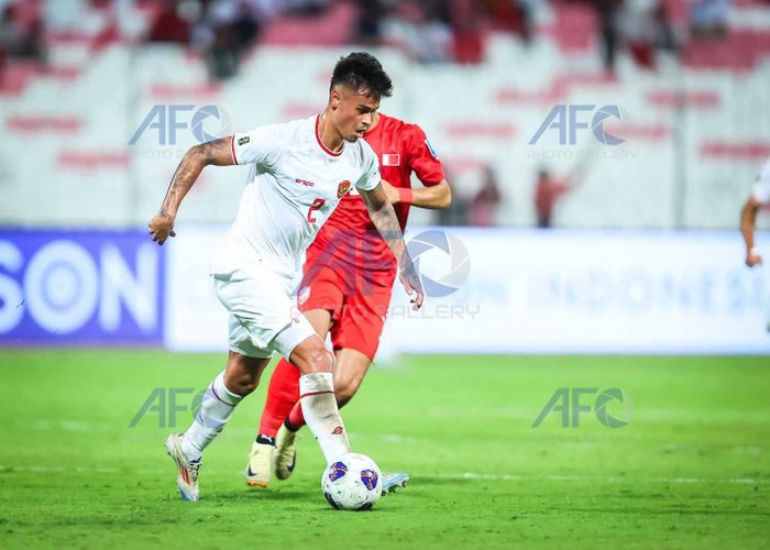 Mees Hilgers saat laga Bahrain Vs Timnas Indonesia di Stadion Nasional Bahrain, Riffa, Bahrain pada Kamis (10/10/2024).