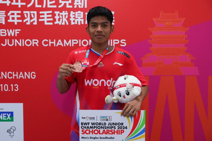 Tunggal putra Indonesia, Moh Zaki Ubaidillah, berpose dengan medali perunggu setelah final Kejuaraan Dunia Junior 2024 di Nanchang International Sports Center, China, 13 Oktober 2024.