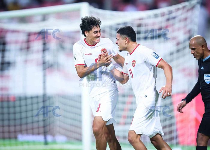 Rafael Struick dan Ragnar Oratmangoen saat laga Bahrain Vs Timnas Indonesia di Stadion Nasional Bahrain, Riffa, Bahrain pada Kamis (10/10/2024).