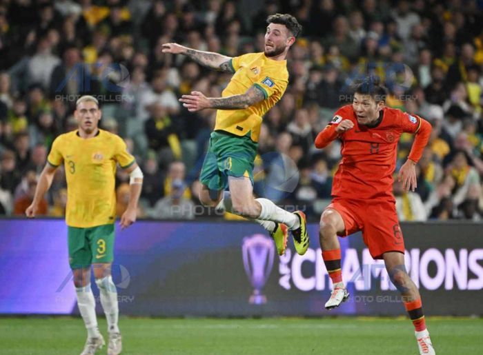 Gelandang China, Li Yuanyi (Jersi merah nomor 8) dalam duel lawan Australia di Adelaide Oval, Kamis (10/10/2024) malam WIB