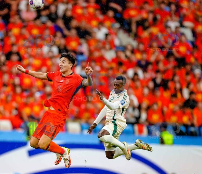 Pemain belakang China, Jiang Shenglong (Jersi merah nomor 16) saat berduel lawan bek Arab Saudi, Saud Abdulhamid di Kualifikasi Piala Dunia 2026 Zona Asia