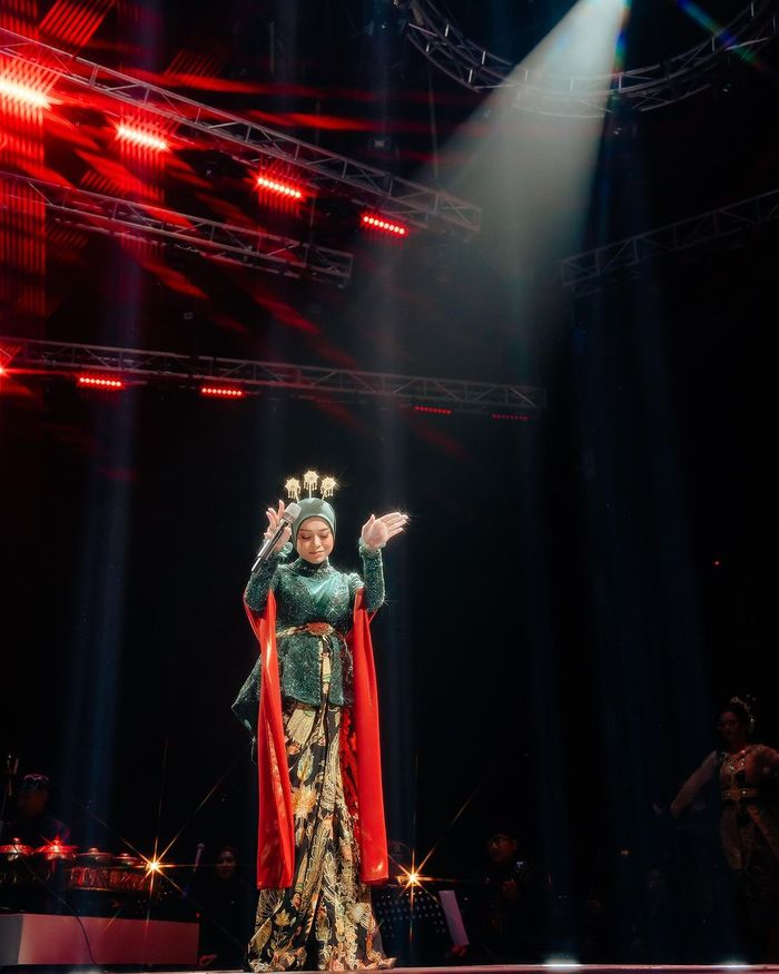 Lesti Kejora kenakan kebaya hijau tua saat membuka konser Sang Kejora.