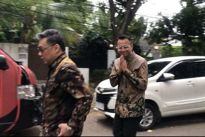 Artis Raffi Ahmad menemui presiden terpilih Prabowo Subianto di Jalan Kertanegara IV, Jakarta Selatan, Selasa (15/10/2024). 