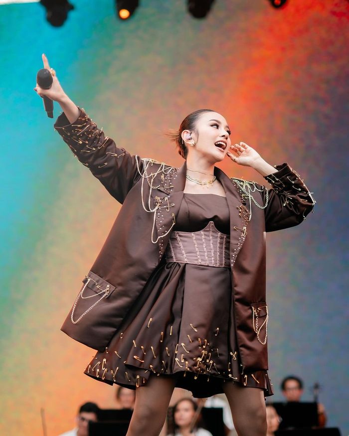 Mahalini bernyanyi di Synchronize 2024.