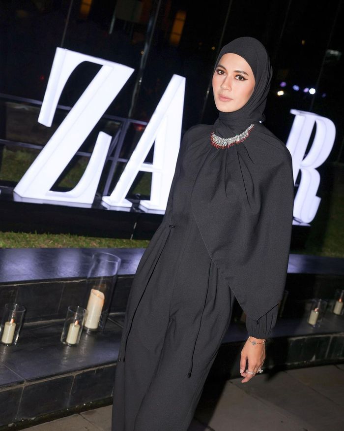 OOTD serba hitam Paula Verhoeven.