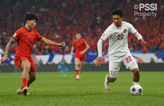 Pemain Timnas Indonesia Nathan Tjoe-A-On saat menguasai bola dari pemain China dalam laga keempat Grup C Kualifikasi Piala Dunia 2026 zona Asia di Qingdao Youth Football Stadium, Qingdao, Selasa (15/10/2024).