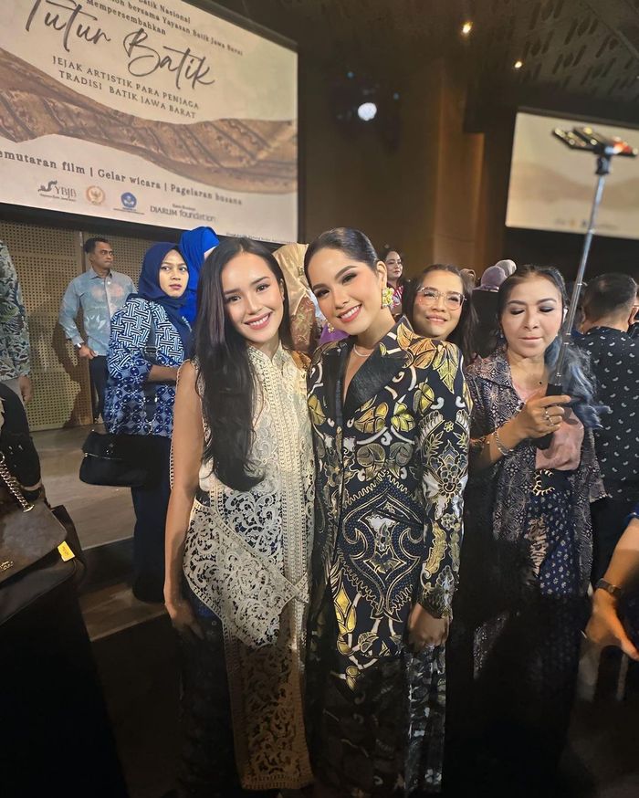 Potret Beby Tsabina dan Annisa Pohan di acara Tutur Batik.