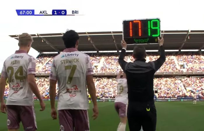 Pemain timnas Indonesia, Rafael Struick, menjalani debut bersama Brisbane Roar di laga melawan Auckland FC di Stadion Go Media, Selandia Baru, Sabtu (19/10/2024).