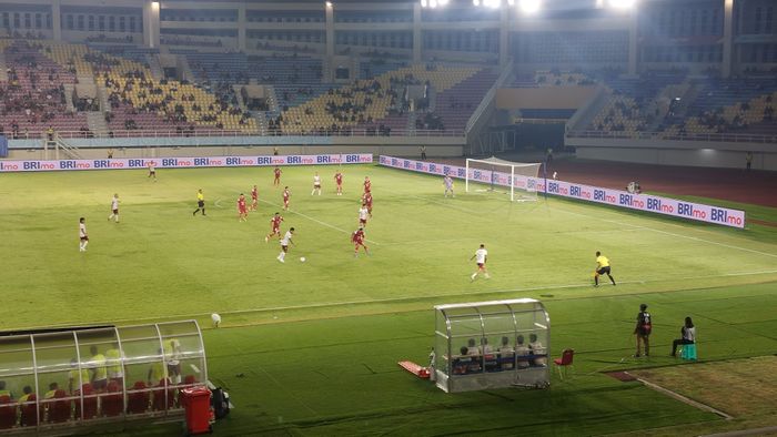 Suasana pertandingan antara Persis Solo melawan Borneo FC, Sabtu (19/10/2024).