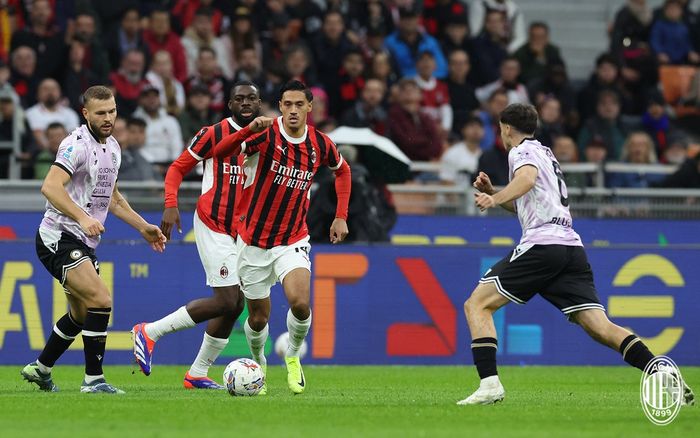 Aksi pemain keturunan Indonesia, Tijjani Reijnders, saat AC Milan melawan Udinese di Stadion San Siro pada giornata ke-8 Liga Italia 2024-2025, Sabtu (19/10/2024).