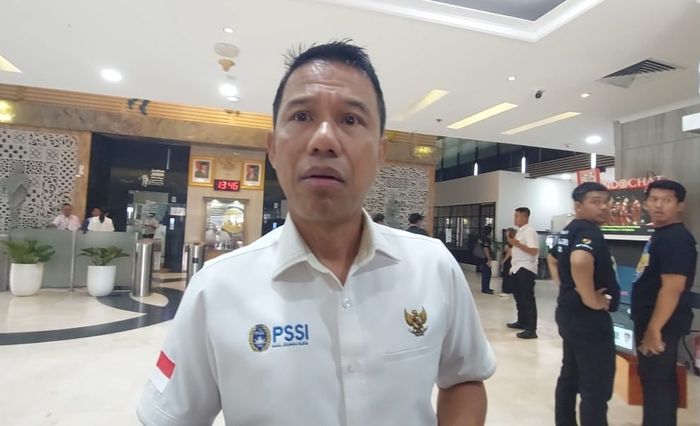 Sekjen PSSI Yunus Nusi saat memberikan keterangan kepada awak media di Kantor Kemenpora, Senayan, Jakarta, Senin (21/10/2024).