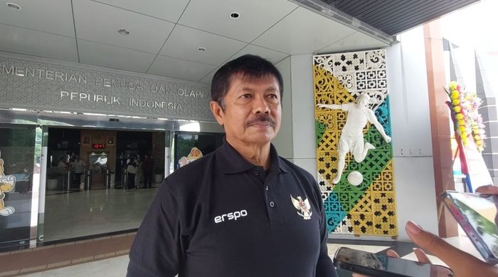 Pelatih Timnas U-20 Indonesia Indra Sjafri saat memberi keterangan kepada awak media di Kantor Kemenpora, Senayan, Jakarta, Selasa (21/10/2024).